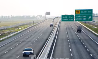 Các đại biểu Quốc hội biểu quyết thông qua dự thảo Nghị quyết. Ảnh Nhật Minh
