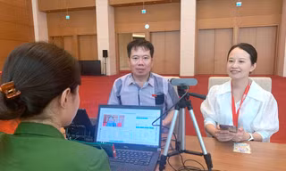 Cán bộ công an cấp định danh điện tử cho đại biểu ngay tại Nhà Quốc hội