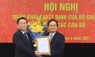 Trưởng Ban Tuyên giáo Trung ương Nguyễn Trọng Nghĩa trao quyết định cho ông Phùng Xuân Nhạ 
