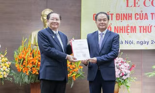 Bộ trưởng Nội vụ trao quyết định bổ nhiệm thứ trưởng Bộ Nội vụ Vũ Chiến Thắng (trái)