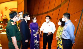 Các đại biểu trao đổi bên lề kỳ họp Quốc hội khoá XV. Ảnh Như Ý