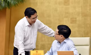 Thủ tướng Chính phủ Phạm Minh Chính trao đổi với Phó Thủ tướng Phạm Bình Minh tại kỳ họp tháng 4