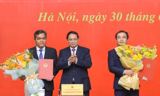 Thủ tướng trao quyết định bổ nhiệm hai cán bộ cấp thứ trưởng