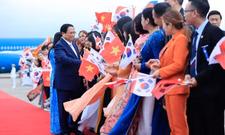 Thủ tướng và phu nhân đến Hàn Quốc, dự lễ đón chính thức tại sân bay quân sự Seongnam