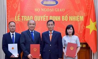 Thứ trưởng Lê Hoài Trung trao quyết định cho các cán bộ.
