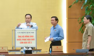 Tưởng niệm các chiến sĩ hy sinh, nạn nhân thiệt mạng, quyên góp ủng hộ người dân thiệt hại do bão lũ