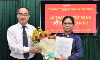 Bí thư Thành ủy TPHCM Nguyễn Thiện Nhân trao quyết định cho bà Lê Thị Thanh Thúy
