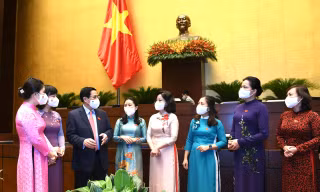 Các đại biểu Quốc hội trao đổi bên lề kỳ họp thứ nhất. Ảnh Như Ý