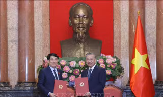 Tổng Bí thư Tô Lâm và Chủ tịch nước Lương Cường bàn giao công tác 