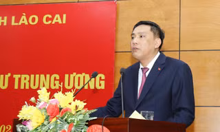 Phó Bí thư Tỉnh ủy Hoàng Giang phát biểu nhận nhiệm vụ. Ảnh Báo Lào Cai