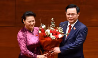 Ông Vương Đình Huệ tặng hoa bà Nguyễn Thị Kim Ngân. Ảnh Như Ý