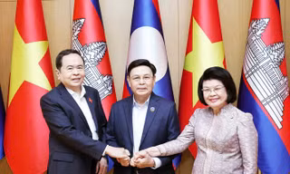 Chủ tịch Quốc hội ba nước Việt Nam - Lào - Campuchia ăn sáng làm việc