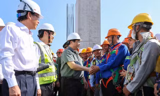 Chi trả kịp thời tiền lương, thưởng, không để người lao động 'cô đơn trên công trường'