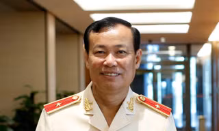 Thiếu tướng Lê Tấn Tới, Thứ trưởng Bộ Công an được giới thiệu để bầu Uỷ viên Uỷ ban Thường vụ Quốc hội. Ảnh Như Ý