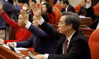 Ban Chấp hành Trung ương giao cho Bộ Chính trị và Tiểu ban nhân sự tiếp tục xem xét, bổ sung, hoàn thiện các phương án nhân sự để báo cáo Ban Chấp hành Trung ương xem xét, quyết định tại Hội nghị Trung ương 15 sắp tới. 