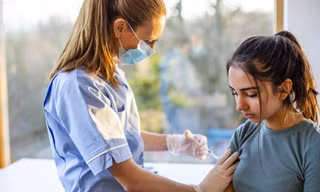 Vương quốc Anh đã phê duyệt việc tiêm vắc-xin COVID-19 cho nhóm tuổi từ 12 đến 15. Ảnh minh họa: BBC.