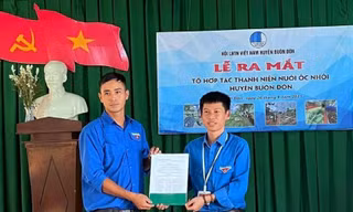 Bí thư huyện Đoàn (phải) và anh Hội trong lễ ra mắt tổ hợp tác thanh niên nuôi ốc nhồi