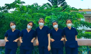 Uyên (bìa phải) và các tình nguyện viên 