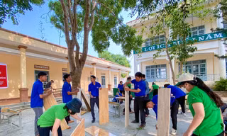 'Thay áo mới' cho bàn, ghế cũ tặng học sinh vùng sâu