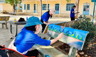 Người trẻ 'khoác áo mới' cho ghế đá cũ với hình ảnh về biển đảo, quê hương