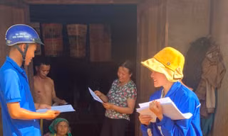 'Áo xanh' Đắk Lắk đến từng nhà phát tờ rơi, tuyên truyền pháp luật