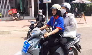Tình nguyện viên làm xe ôm, nấu cơm tiếp nước cho thí sinh