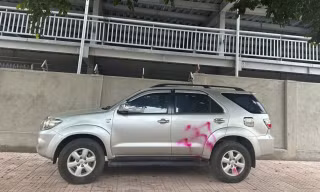 Ô tô 5 chỗ và xe đưa đón học sinh bị xịt sơn khi đỗ trên vỉa hè