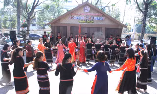 Thanh âm cồng chiêng cuốn chân du khách ngày giáp Tết