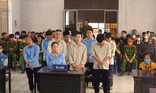 Chủ quán karaoke mua bán 11 cô gái để tiếp khách lĩnh án chung thân