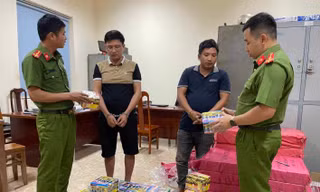 Độ chế thùng xe tải, vận chuyển hơn 400kg pháo nổ 