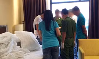 Người đàn ông dùng súng khống chế, ép bạn gái tự tử