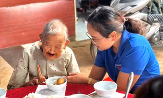 Ấm áp bữa cơm tri ân của đoàn thanh niên với Mẹ Việt Nam Anh hùng