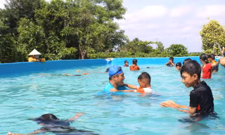 Lớp bơi miễn phí cho học sinh khó khăn ở Đắk Lắk