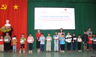 Trên 9.000 trẻ mồ côi, người khuyết tật được trao học bổng và hỗ trợ về y tế