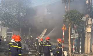  'Bà hỏa' thiêu rụi kho xưởng điện lạnh 
