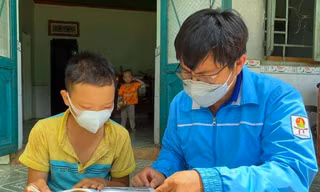 Sau giờ dạy trực tuyến, thầy cô đến nhà hướng dẫn học sinh học và làm bài