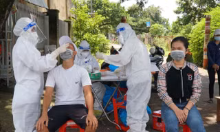 Ngành Y tế Đắk Lắk lấy mẫu test nhanh cho người dân