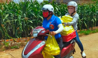 Đoàn thanh niên thị trấn Ea Pốk giao cơm cho khu vực cách ly