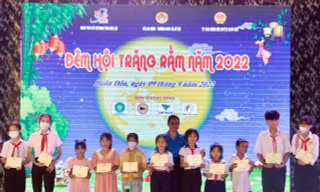 Ban tổ chức chương trình đã trao tặng nhiều món quà ý nghĩa cho thiếu nhi nghèo vượt khó 