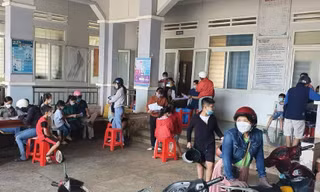 Trạm y tế phường giải trình việc tiêm hai loại vắc xin cho bé gái 10 tuổi