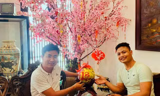 Y Buih (phải) và sản phẩm dừa thư pháp tặng bạn bè, người thân