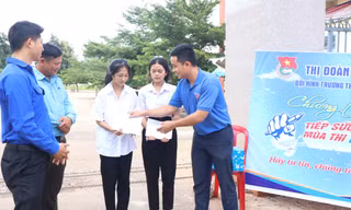 Học sinh khó khăn xúc động nhận học bổng trước giờ thi