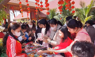 Người dân Đắk Lắk đến chùa xin lộc, mua phụ kiện phong thuỷ đầu năm