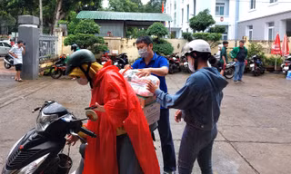  Vượt hàng chục cây số giữa trời mưa ủng hộ nhu yếu phẩm cho bà con miền Bắc