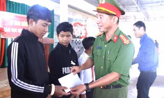 Những suất học bổng ý nghĩa trong ngày khai giảng ở Đắk Lắk