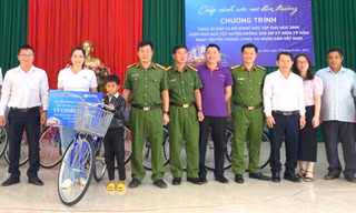 Chắp cánh ước mơ đến trường cho học sinh vùng xa tỉnh Đắk Lắk