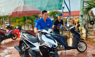Đoàn thanh niên mang Tết ấm đến bệnh nhân nghèo, rửa xe gây quỹ giúp học sinh khó khăn