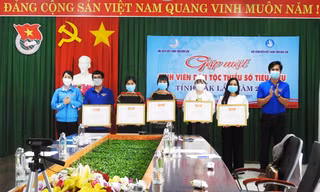 Trao giấy khen tại điểm cầu Tỉnh Đoàn Đắk Lắk
