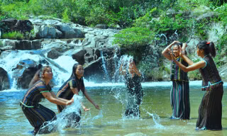 Thiếu nữ M'Nông bên thác Đắk Tuôr