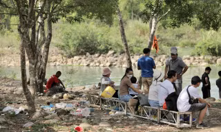 Thác du lịch Dray Nur ngập rác thải